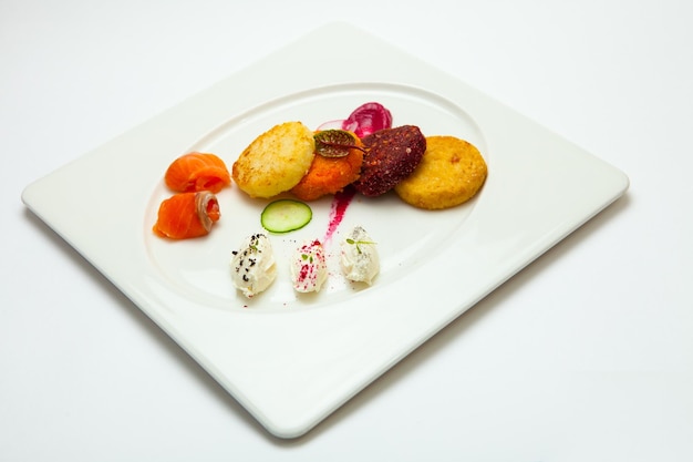 Zestaw 3 talerzy z różnymi potrawami